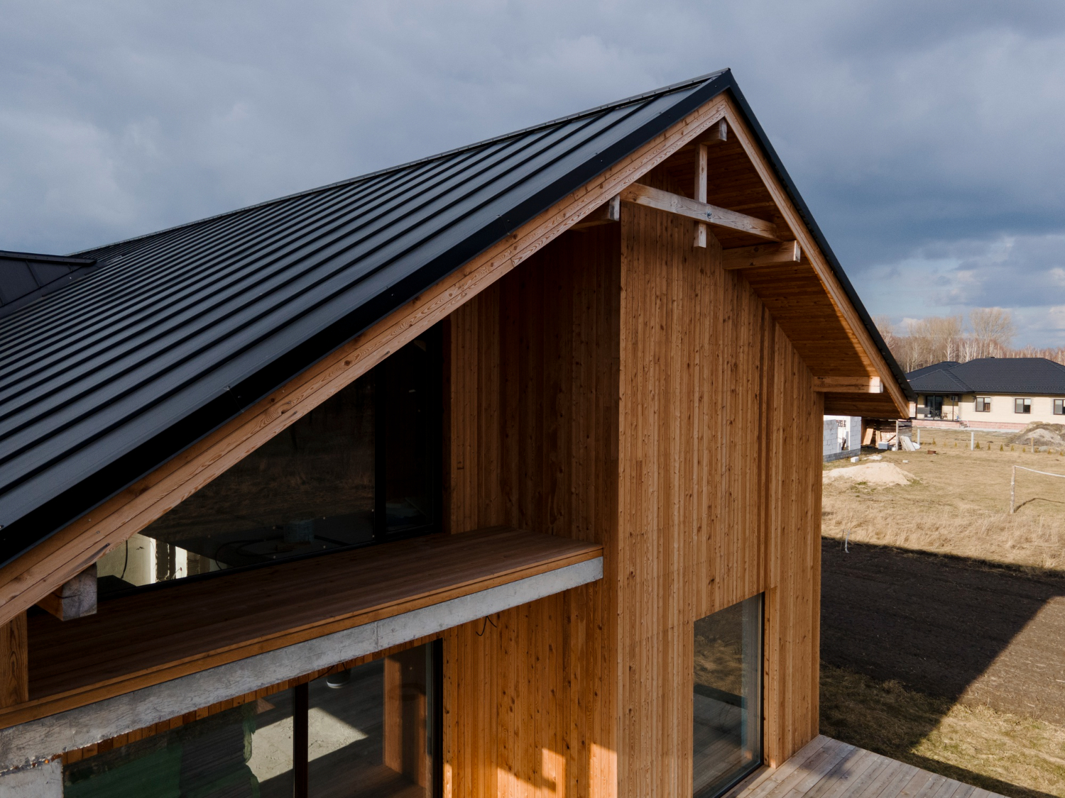 Maison bois contemporaine à toit métal noir réalisée par Etancheite Em Aquitaine à bordeaux