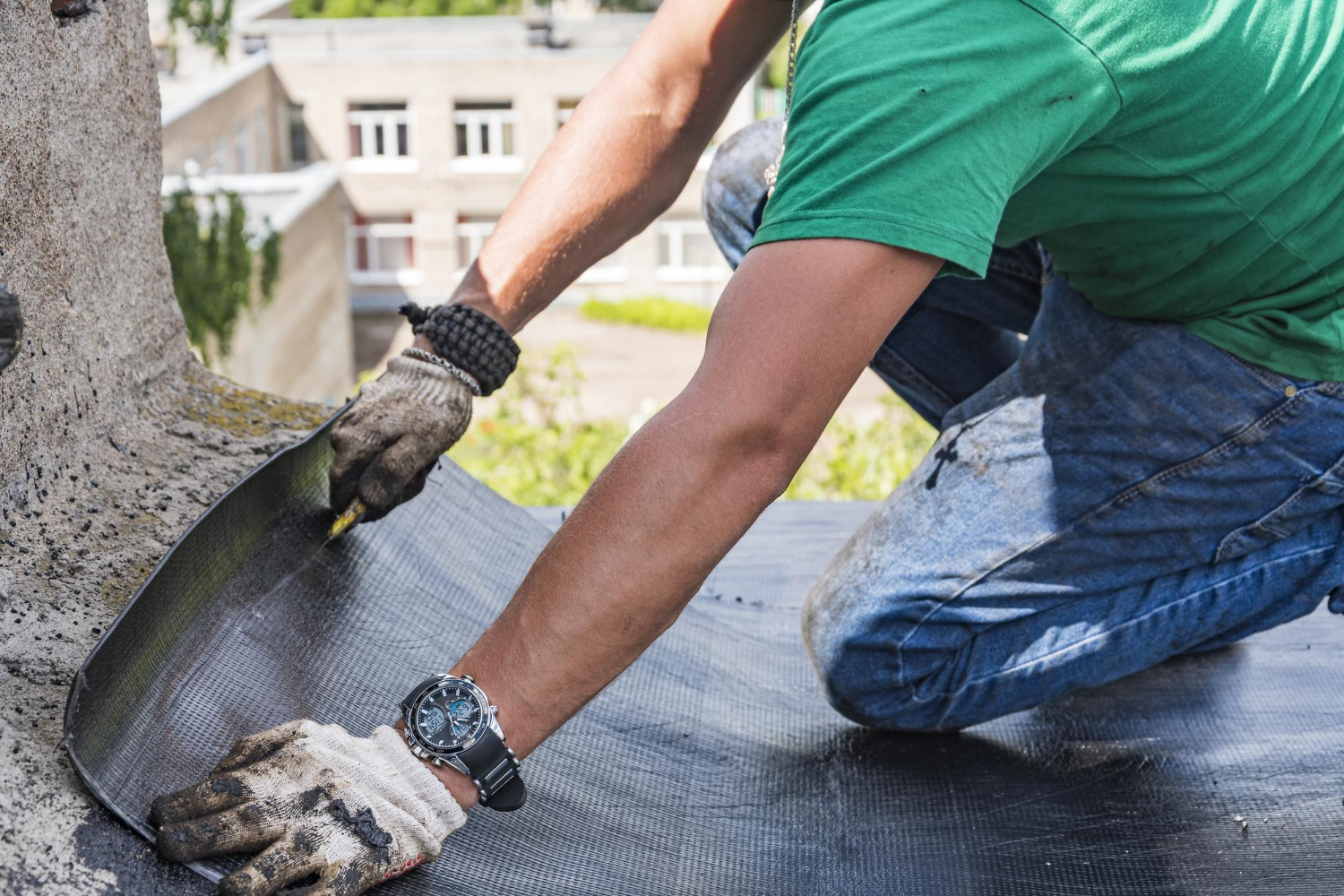 Ouvrier appliquant une membrane d’étanchéité sur béton pour Etancheite Em Aquitaine à bordeaux