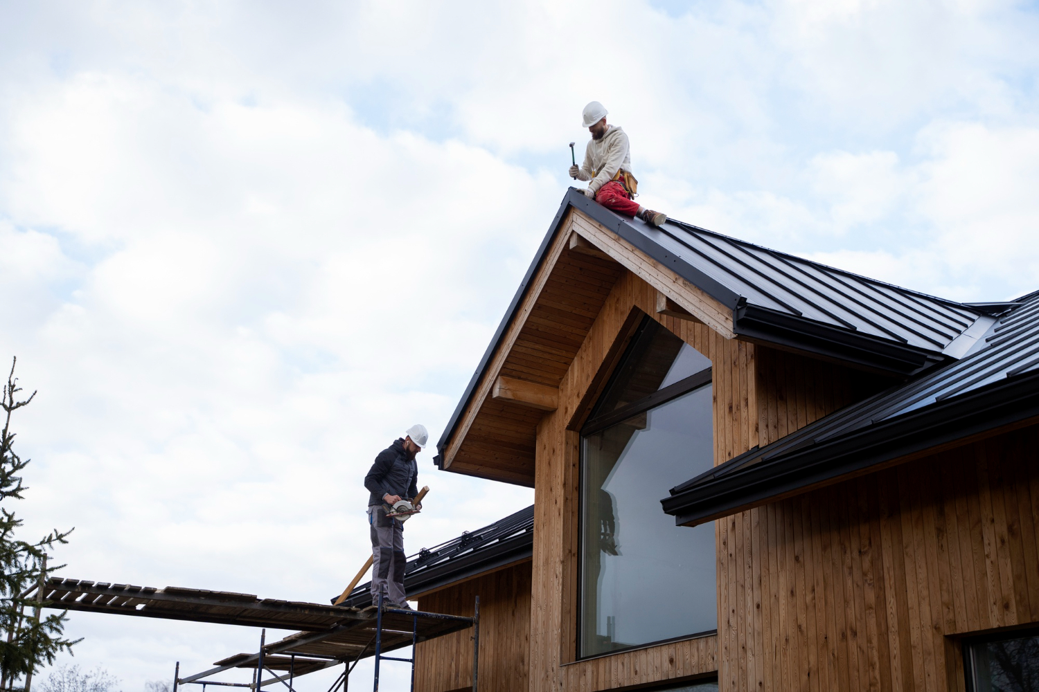Ouvriers sur toiture métallique d’une maison bois moderne par Etancheite Em Aquitaine à bordeaux