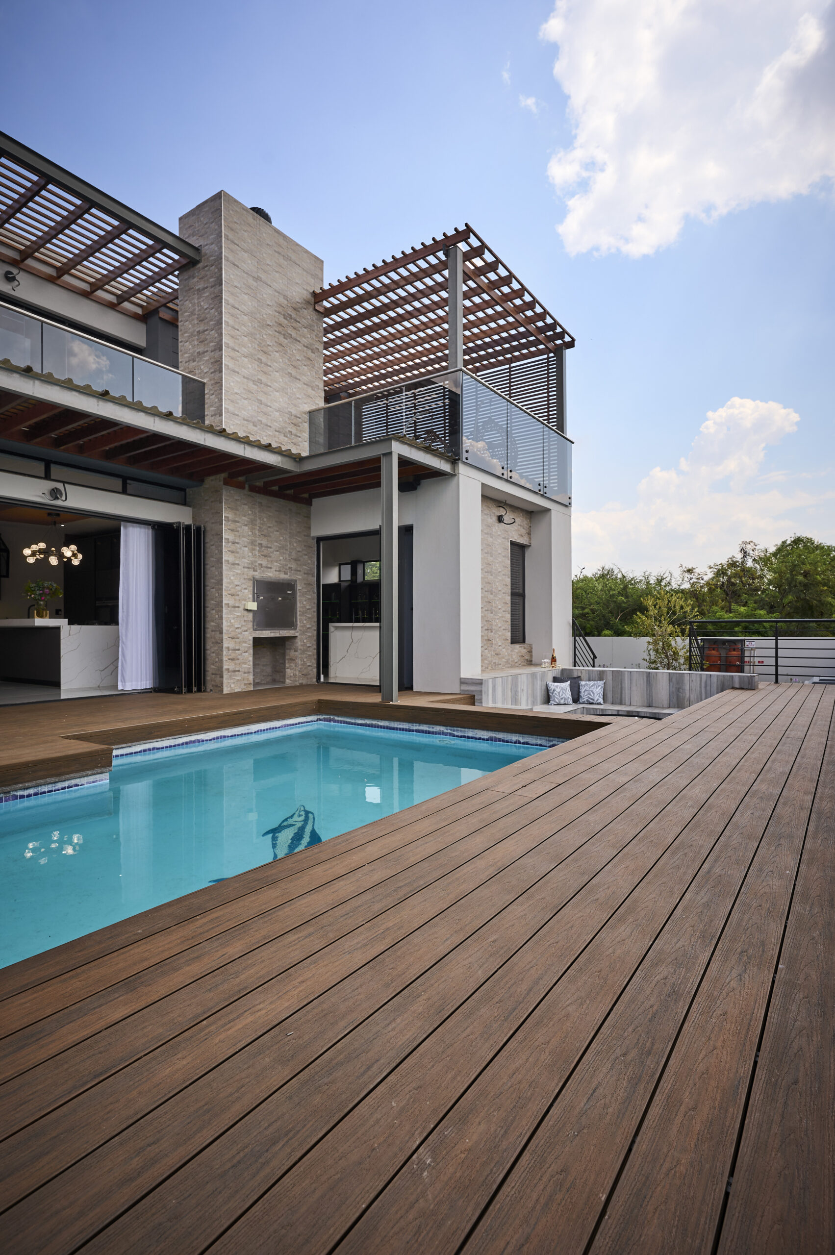 Maison moderne avec terrasse bois, piscine design et étanchéité soignée par Etancheite Em Aquitaine à Bordeaux
