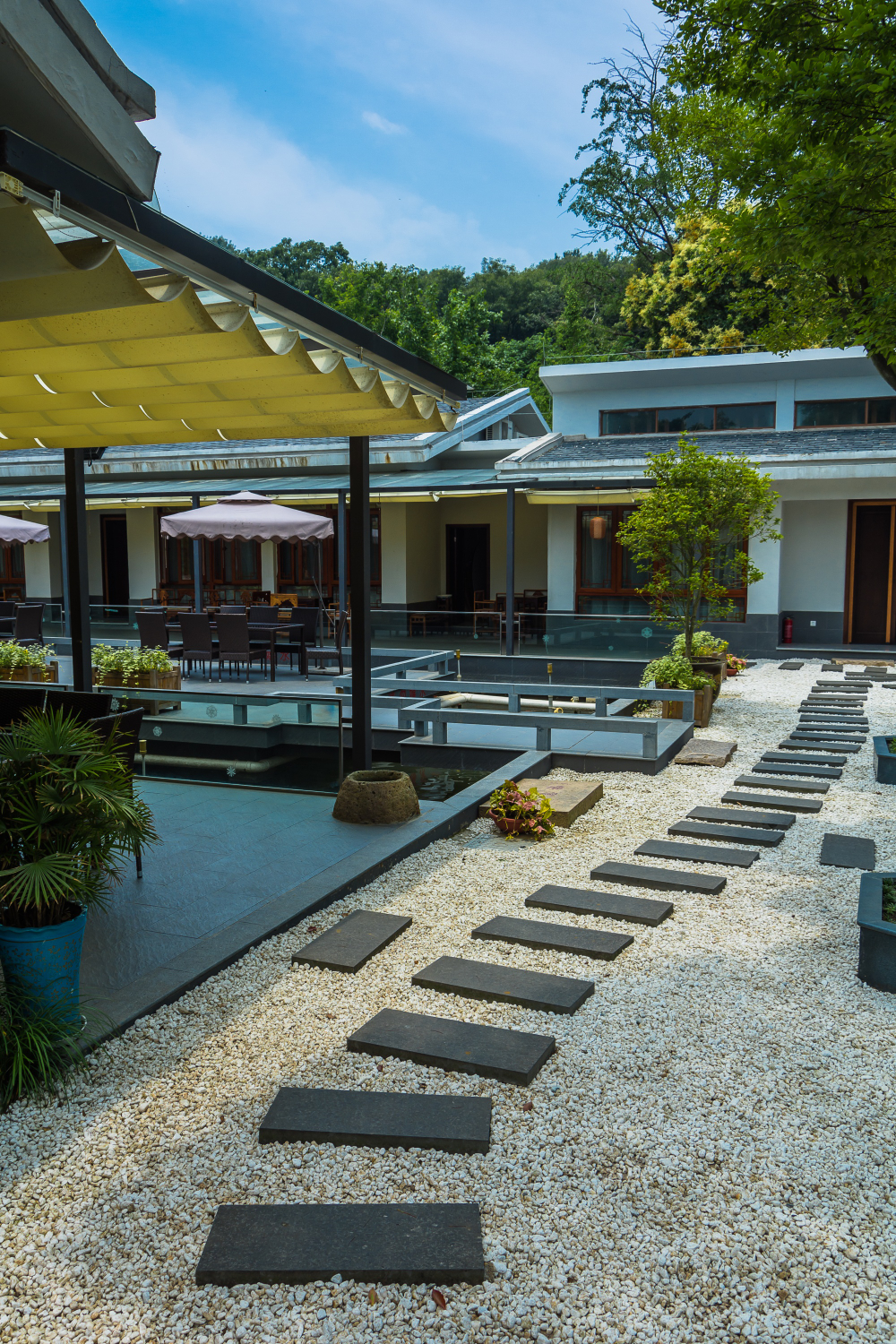 Cour moderne avec terrasse pergola et bassin réalisée par Etancheite Em Aquitaine à bordeaux