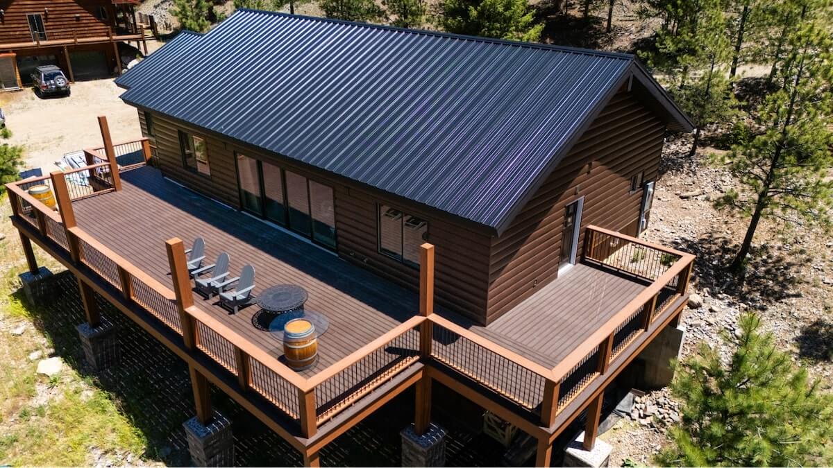 Chalet bois avec toit métal anthracite réalisé par Etancheite Em Aquitaine à bordeaux, terrasse surélevée en pleine nature