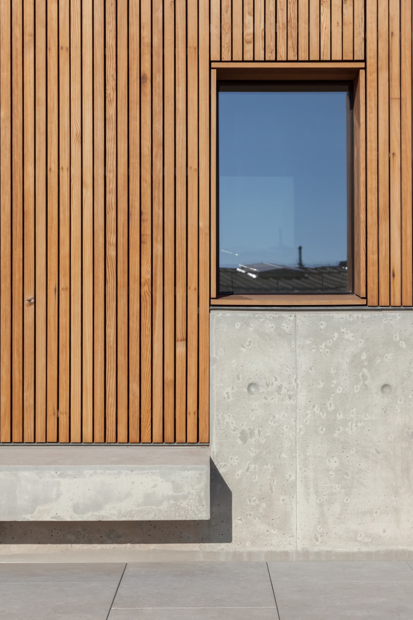 Façade bois béton moderne avec fenêtre, chantier Etancheite Em Aquitaine à bordeaux
