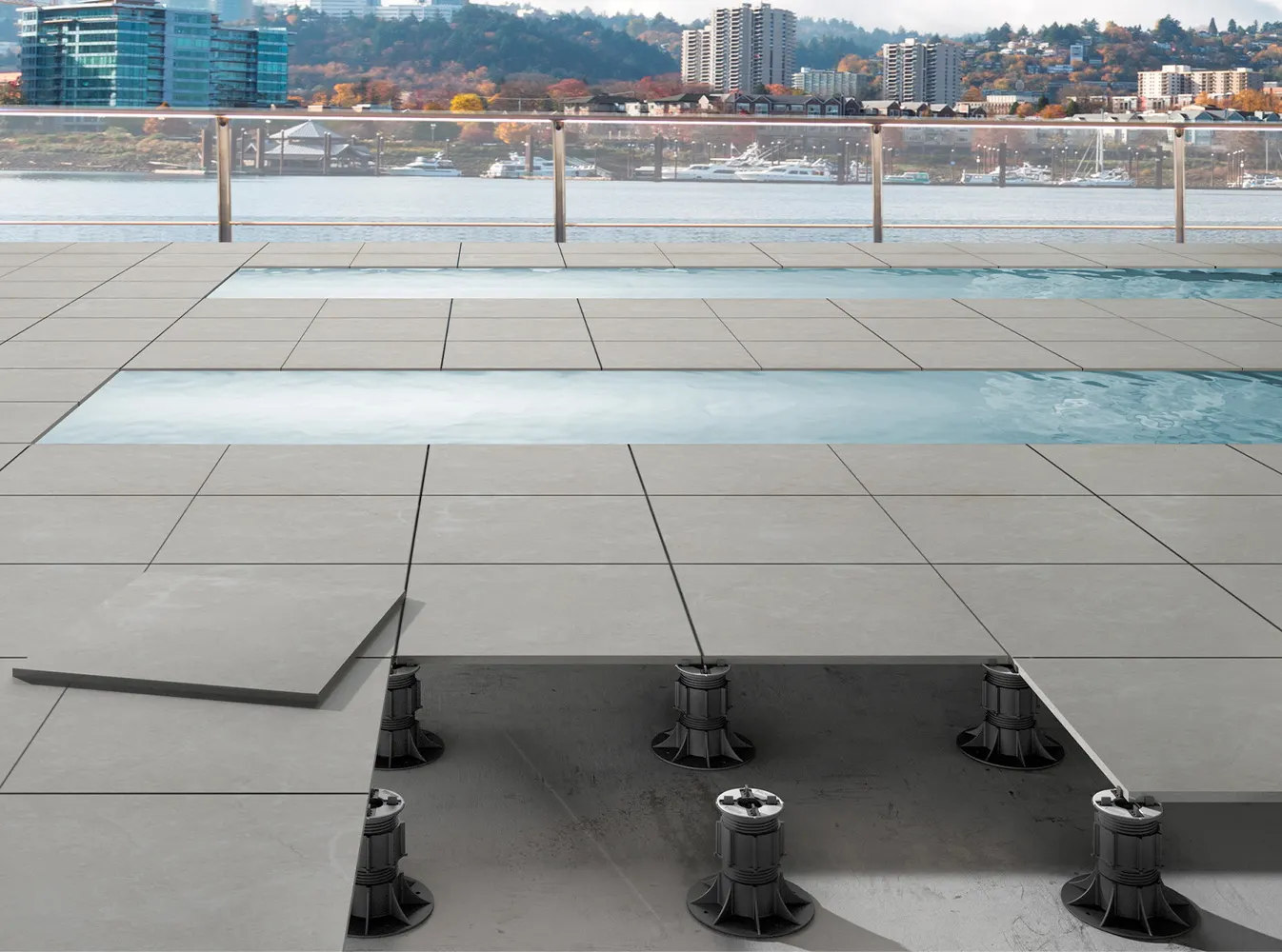 Terrasse sur plots avec dalles surélevées près d’une piscine urbaine réalisée par Etancheite Em Aquitaine à bordeaux