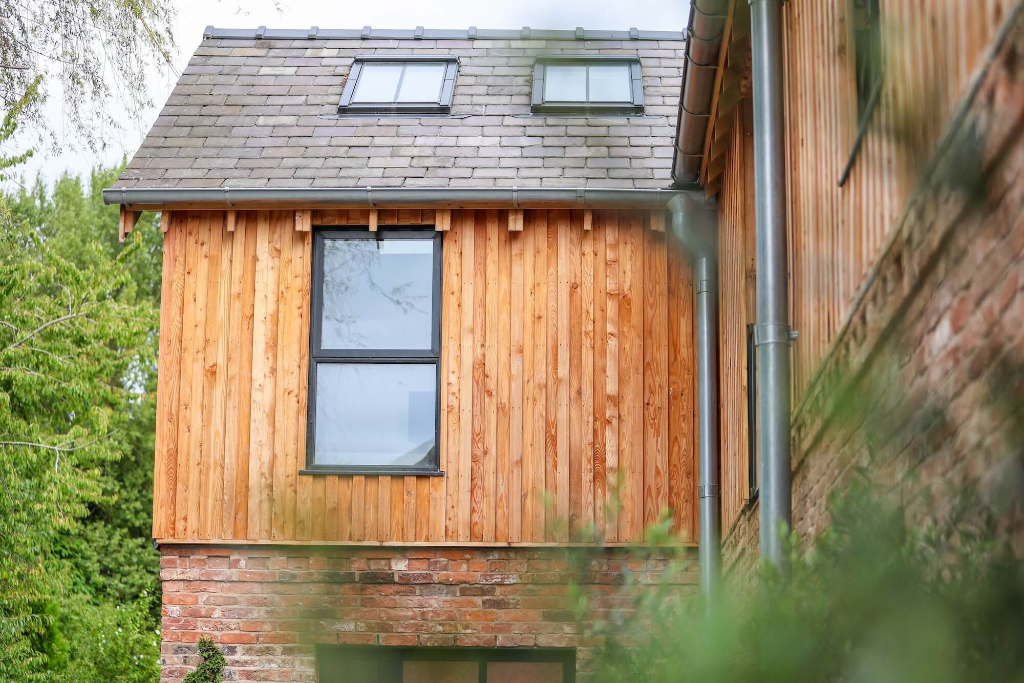 Façade maison moderne rénovée en bois et brique par Etancheite Em Aquitaine à bordeaux
